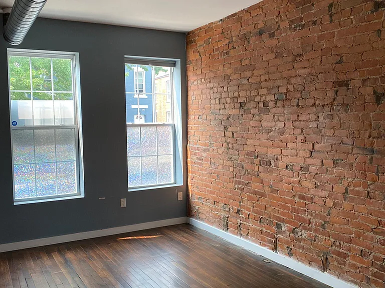 884 Oak St — Photo 7