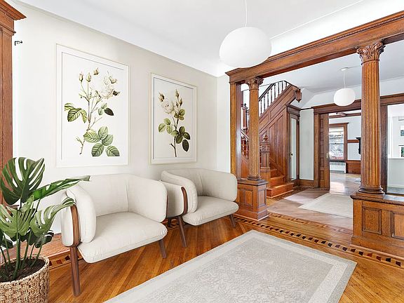 5th image of 572 E 17th St