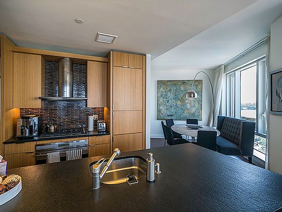 3rd image of 70 Little St W Unit 20E
