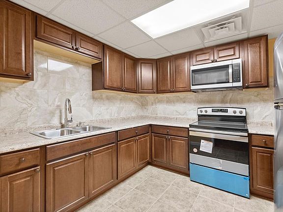 4th image of 1404 Woodmere Ct