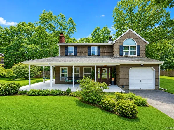 21 Hope Court, Selden, NY 11784