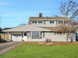 17 Stevedore Ln, Levittown, NY 11756