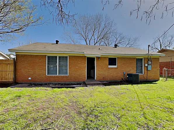 821 Schilder Dr, River Oaks, TX 76114