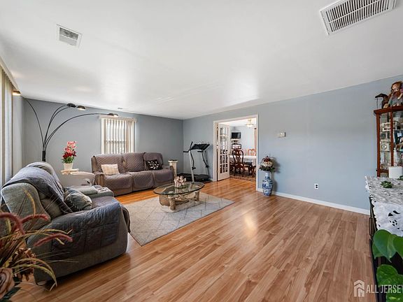 2nd image of 23 Radcliffe St