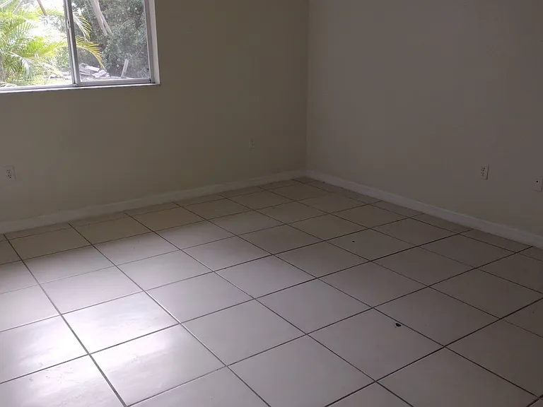 1068 Ainsworth St E — Photo 5