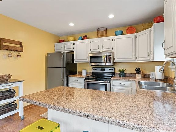 4th image of 32077 Orchard Knoll Dr