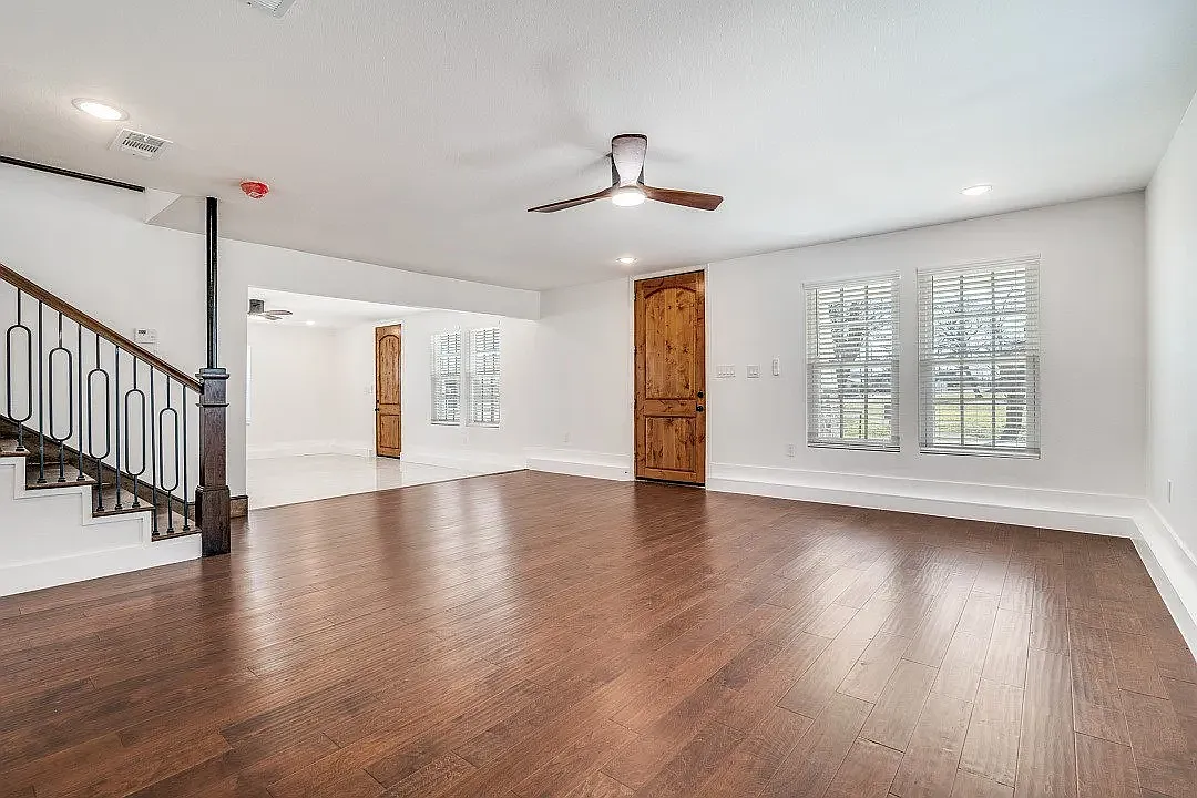 5 bed, 3.5 bath, 3200 sqft, $2,950 — Photo 2