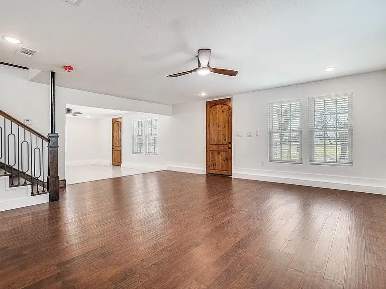 610 E Tyler St — Photo 2
