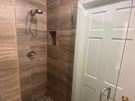 4th image of 625 E Worth St