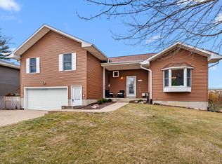 2514 Imperial Oaks Dr, Muscatine, IA 52761