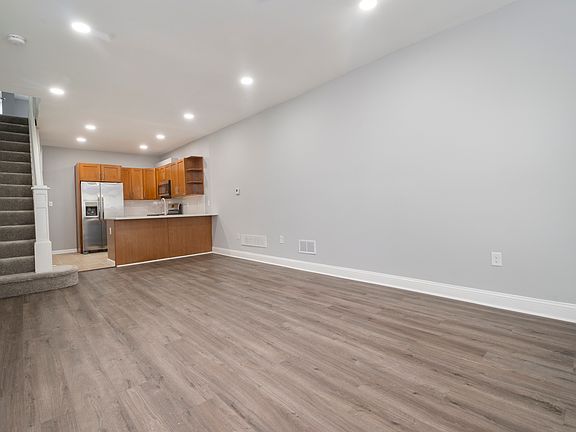 5th image of 415 N Kenwood Ave