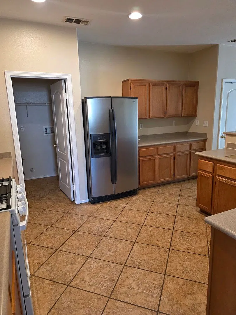 Crowne Hill 3 Bedroom Single Level Home on Cul-de-Sac — Photo 4