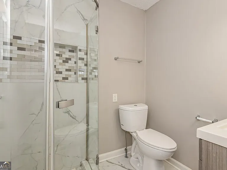 425 Village Bluff Dr — Photo 16