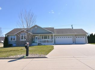 506 16th Ave NE, Independence, IA 50644