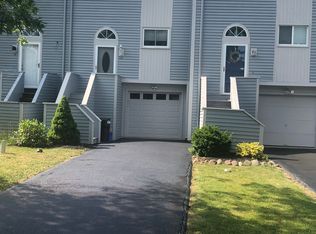 131 Iron Oak Cir, Liverpool, NY 13088