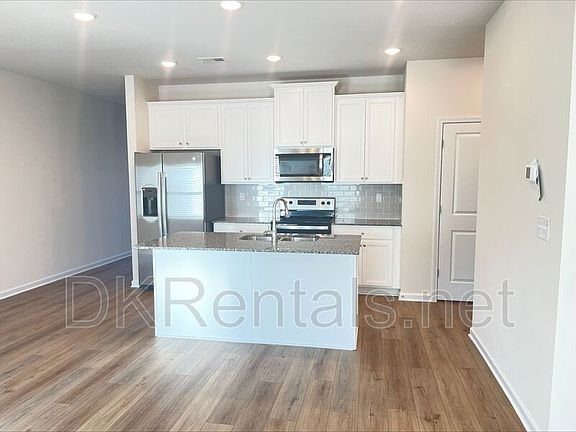 4th image of 4675 Fullerton Dr