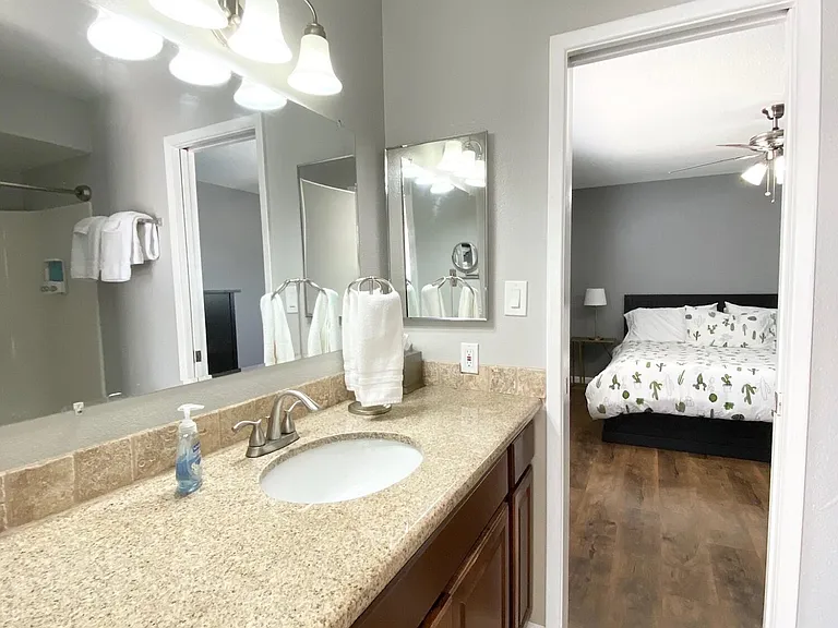 5803 S Kenwood Ln — Photo 8