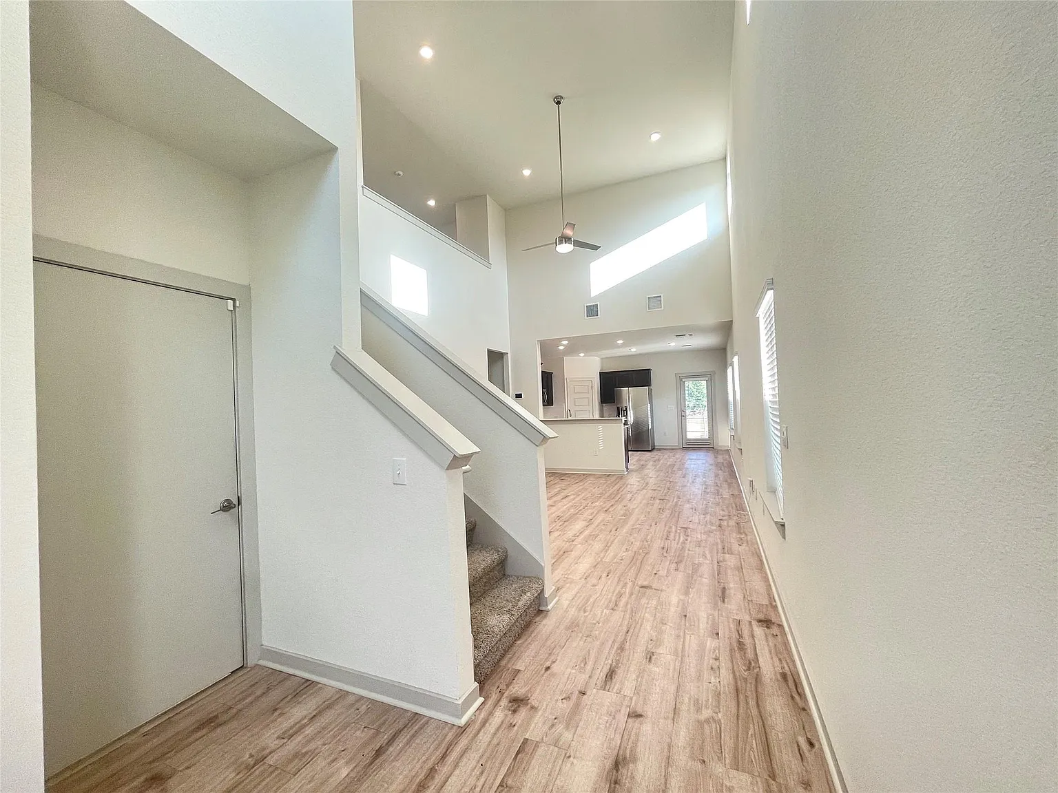 3 bed, 2.5 bath, 1813 sqft, $2,400 — Photo 4