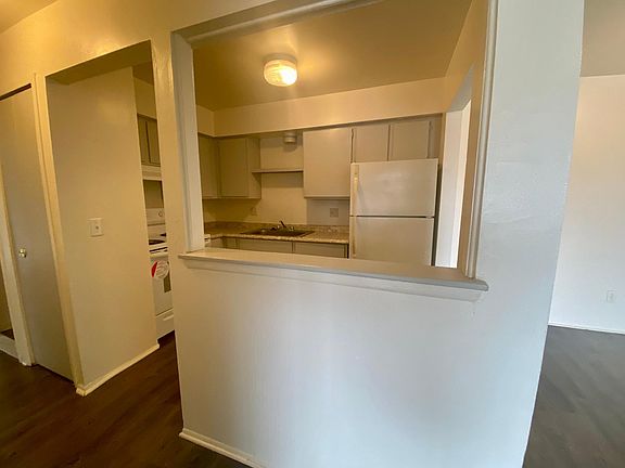 5th image of 204-27817 Independence St #204