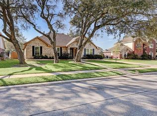 913 Ripplingbrook Dr, Seabrook, TX 77586