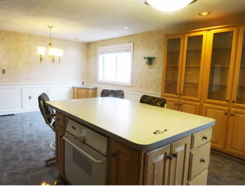 kitchen island with dining area - 28 Merritt Ave #1