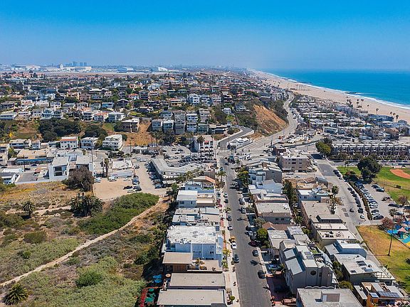 Charming and friendly ,Vista Del Mar, walking distance to restaurants, coffee shops, park and beach.