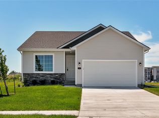 570 NW Compass Ave, Waukee, IA 50263