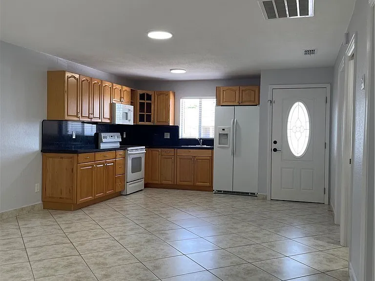 4132 SW 7th Pl #4132 — Photo 3