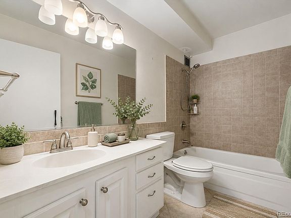 4th image of 720 S Clinton Street #B1