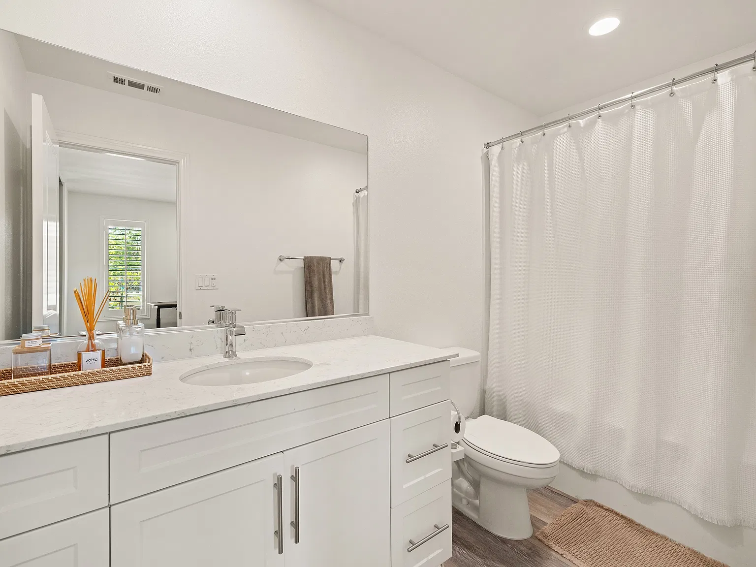 3 bed, 3.5 bath, 1787 sqft, $3,950 — Photo 4