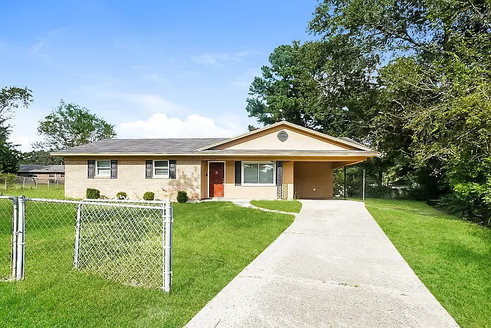 3 bed, 1.5 bath, 1300 sqft, $1,395 — Photo 1