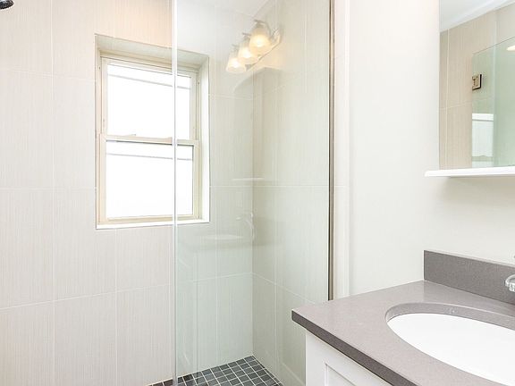 2nd image of 2337 W Ainslie St #3