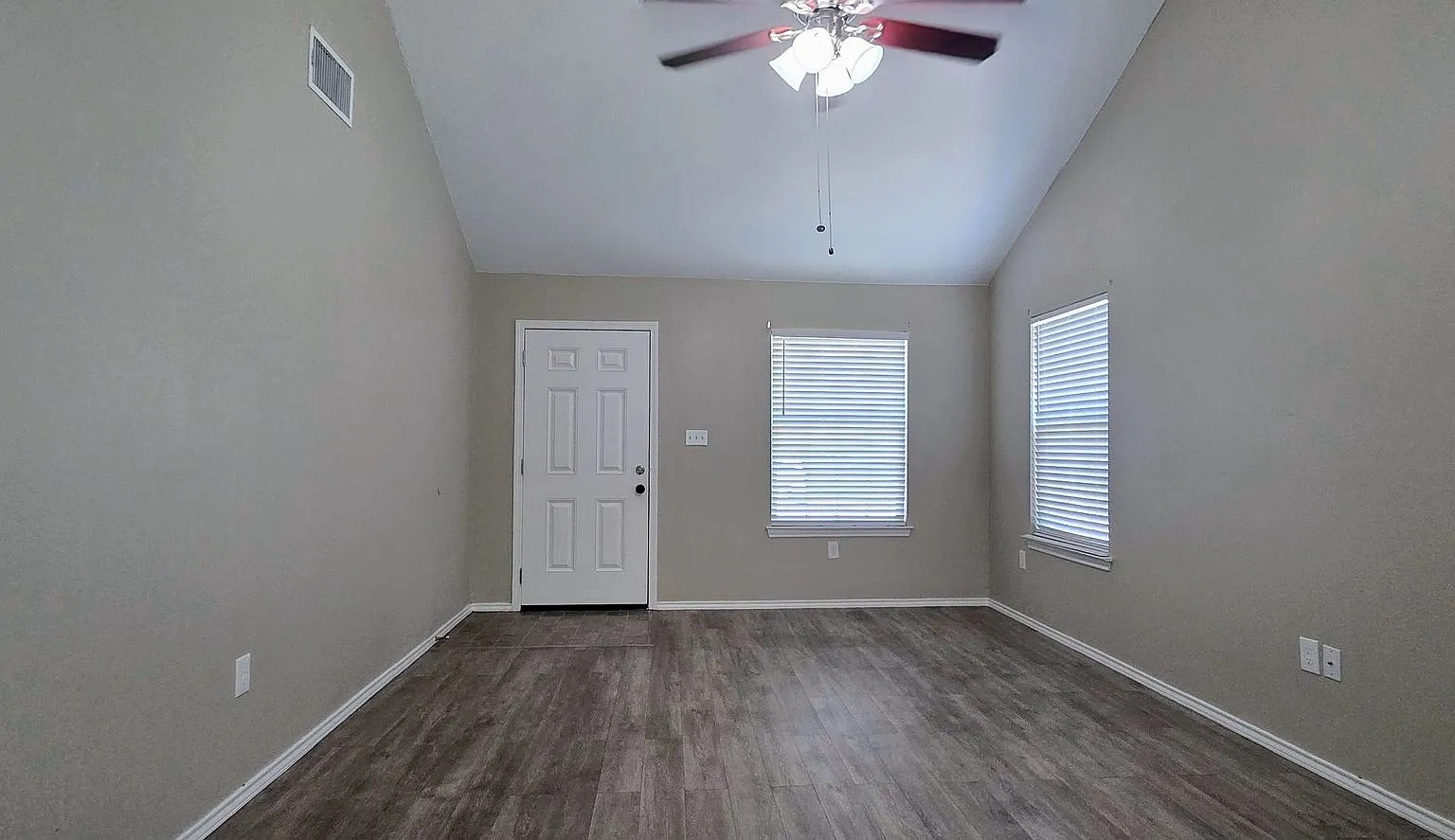 New Braunfels 2 Bedroom 2 Bath less than 1 mile from Landa Park! — Photo 3