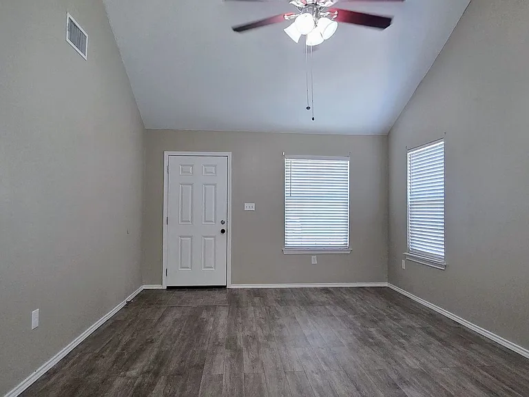 523 Clearfield Dr — Photo 3