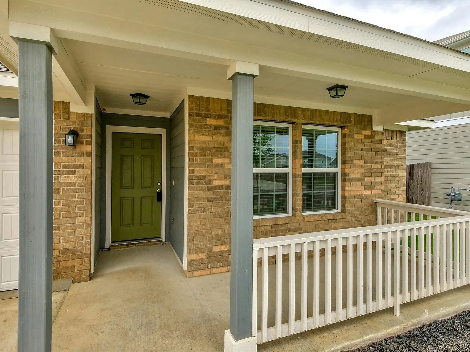 3 bed, 2.0 bath, 1317 sqft, $2,100 — Photo 3