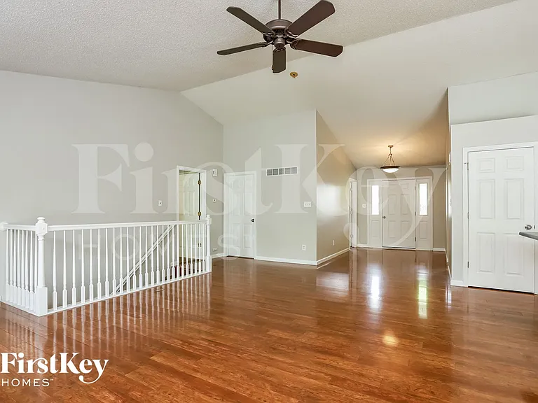86 Gregory Ct — Photo 4