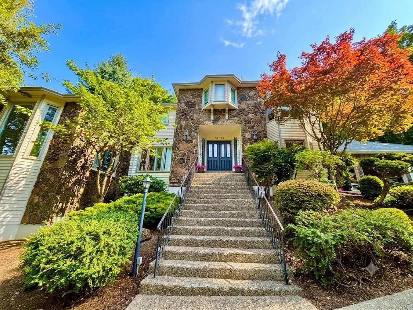 Beautiful Home in Lake Oswego with Private Sports Court in the Sought After Westview Estates! — Photo 2