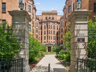 550 W Surf St APT 609, Chicago, IL, 60657