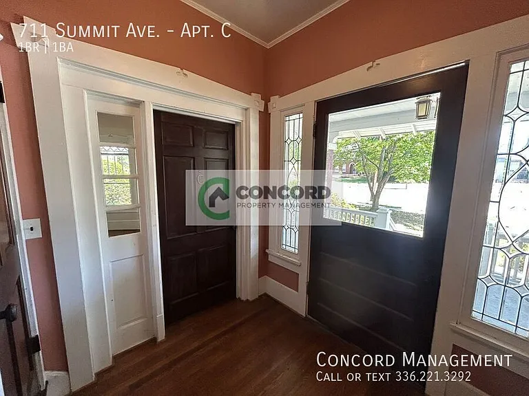 711 Summit Ave #C — Photo 3