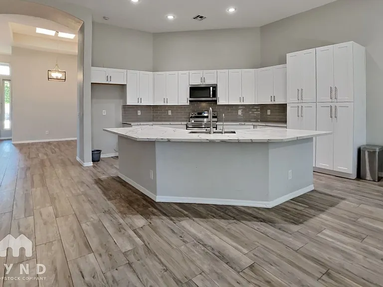 1421 W Maplewood St — Photo 6