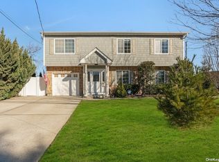 498 Pecan St, Lindenhurst, NY 11757
