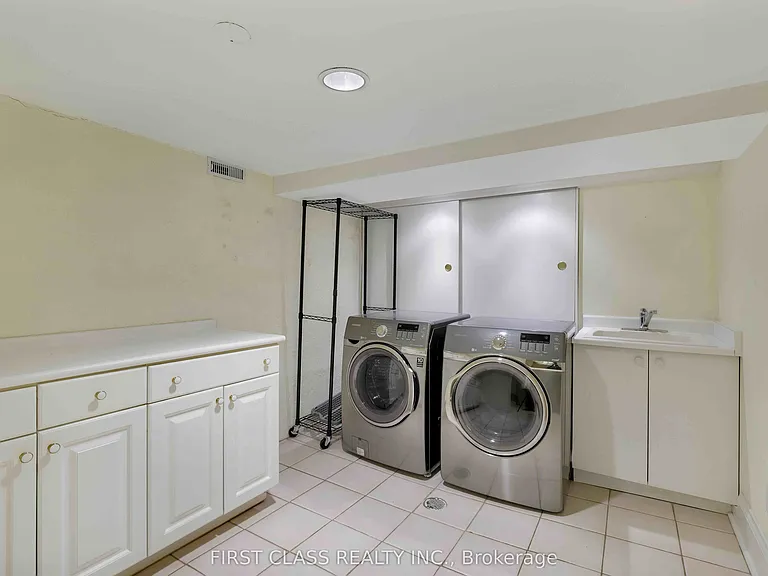 80 Douglas Dr — Photo 32
