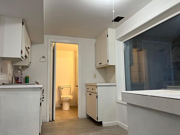 4th image of 4721 E Hillcrest Dr