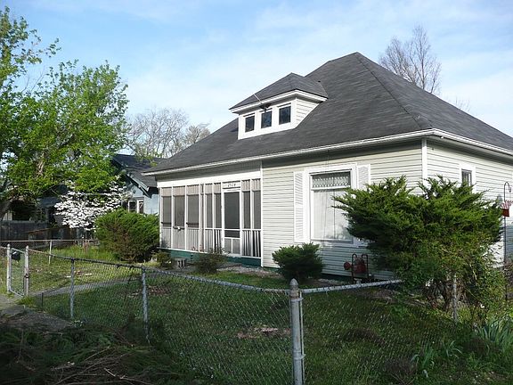 2nd image of 2524 Woodbine Ave