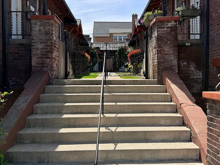 102 N Mission St — Photo 2