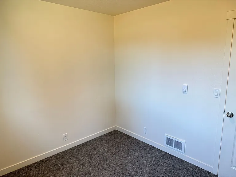 1246 Hughes St — Photo 16