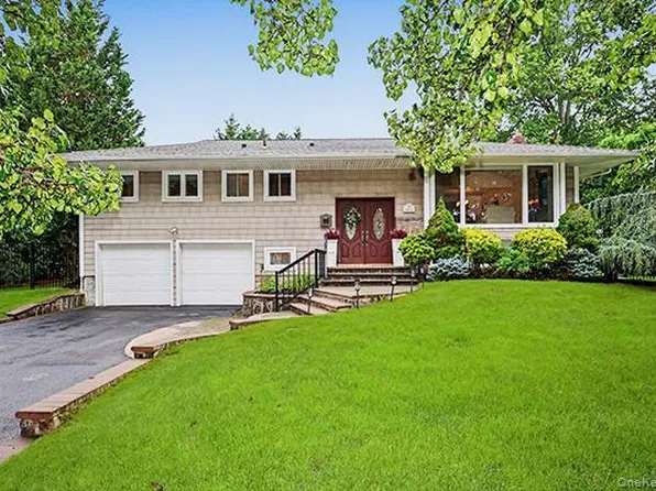 7 Beatrice Lane, Old Bethpage, NY 11804