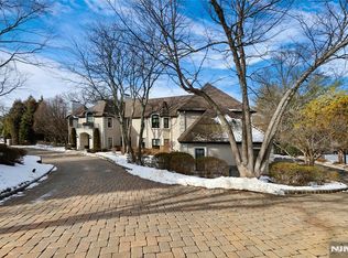 66 Hoover Dr, Cresskill, NJ 07626