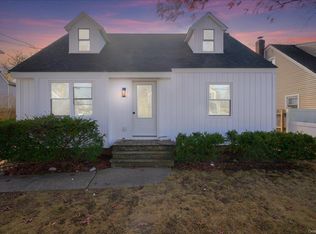 82 W Smith St, Amityville, NY 11701