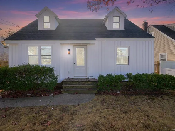 82 W Smith Street, Amityville, NY 11701